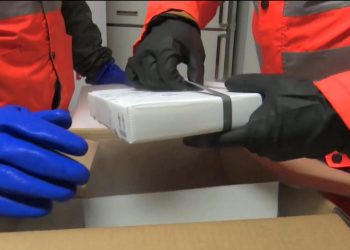 Rrugëtimi i vaksinave nga aeroporti në frigoriferin -81 gradë (video)