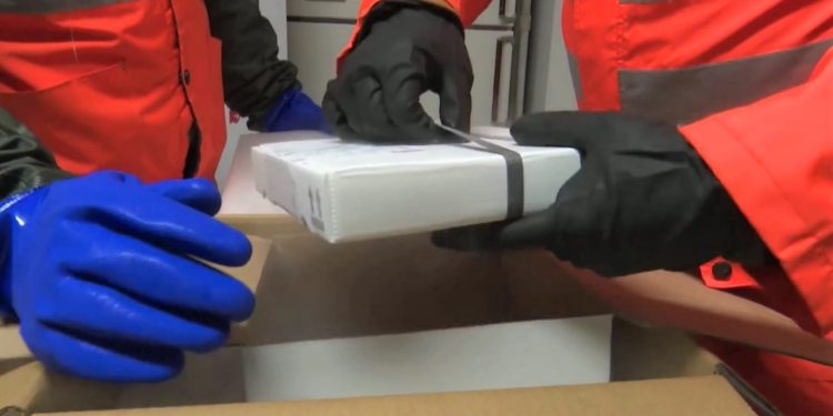 Rrugëtimi i vaksinave nga aeroporti në frigoriferin -81 gradë (video)