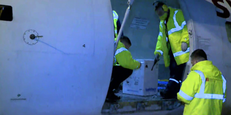 Mbërrijnë vaksinat. Shoqërohen drejt ISHP-së nga Policia e Shtetit (foto)