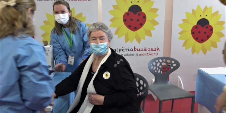 Vaksinohen personalitetet, nga Moisiu, tek Milkanët, Anagnosti e Xhepa. Mungon Berisha (foto)