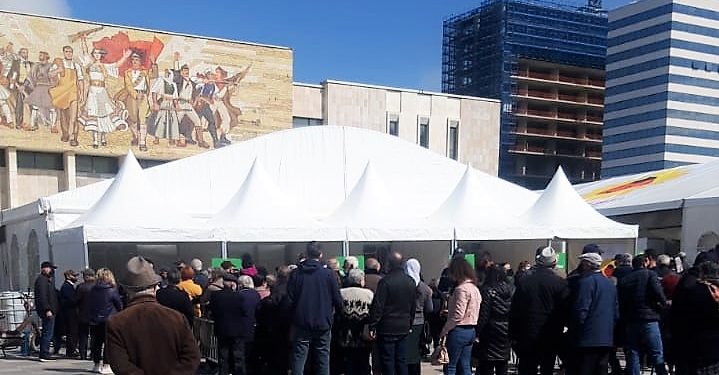 Sheshi ‘Skënderbej’/ Pensionistët presin në turmë të vaksinohen (foto)