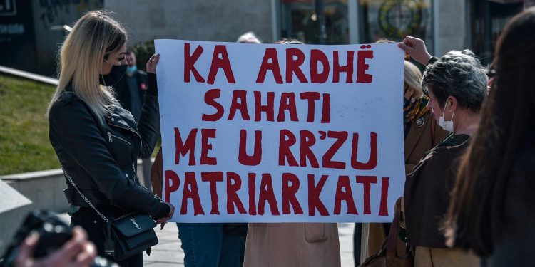 8 mars/ Albin Kurti: “Barra shumë të mëdha u janë lënë grave. Ato jo vetëm e kanë emancipuar veten, por tash prej tyre pritet edhe emancipimi i shoqërisë” (foto)