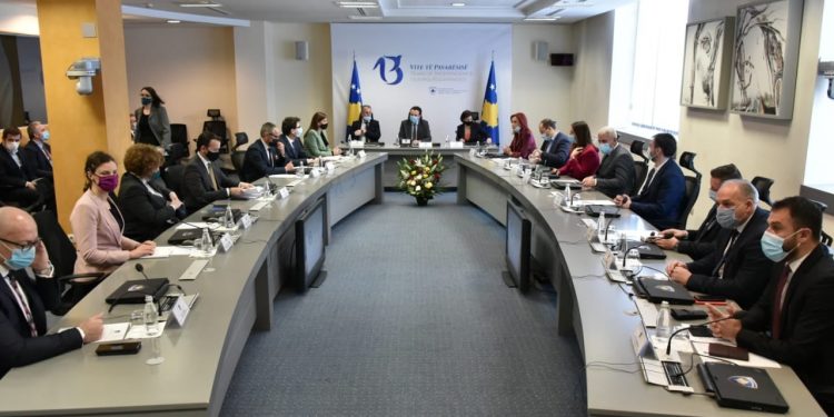 Albin Kurti mbledh qeverinë, bën publike sfidat e para
