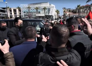 Basha takim në Kavajë. Harron rregullat e pandemisë