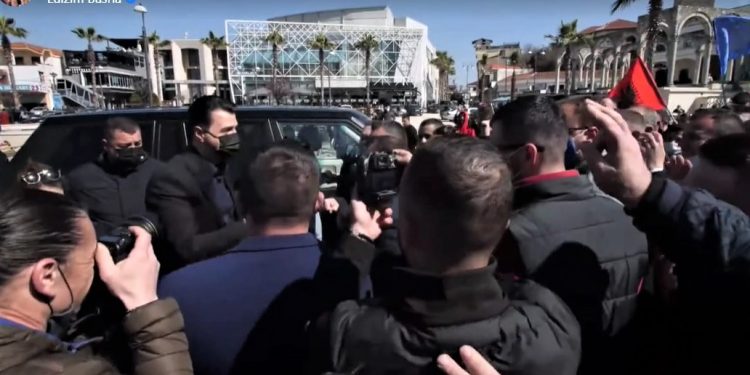 Basha takim në Kavajë. Harron rregullat e pandemisë