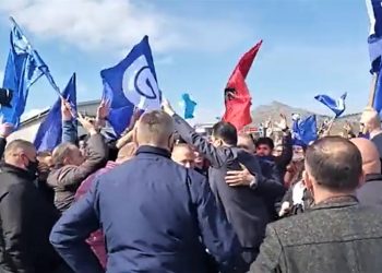 Basha nga Shkodra rrethohet prej militantëve entuziastë. Shkel sërish rregullat e pandemisë (video)