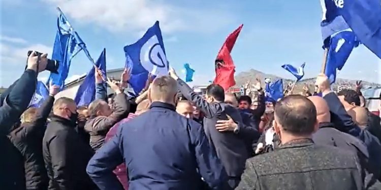 Basha nga Shkodra rrethohet prej militantëve entuziastë. Shkel sërish rregullat e pandemisë (video)