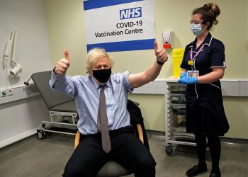 Boris Johnson vaksinohet me AstraZeneca: “Nuk ndjeva asgjë”