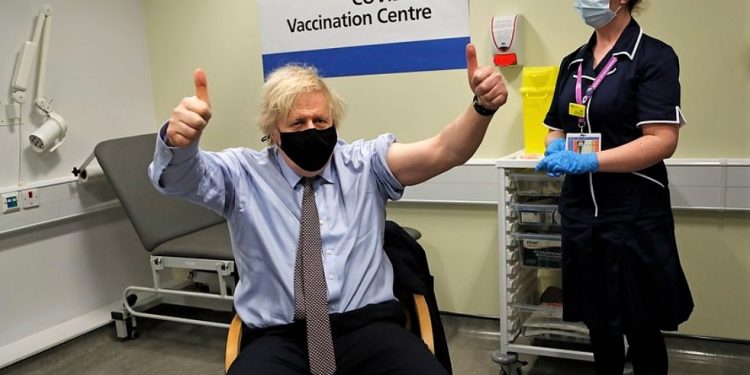 Boris Johnson vaksinohet me AstraZeneca: “Nuk ndjeva asgjë”