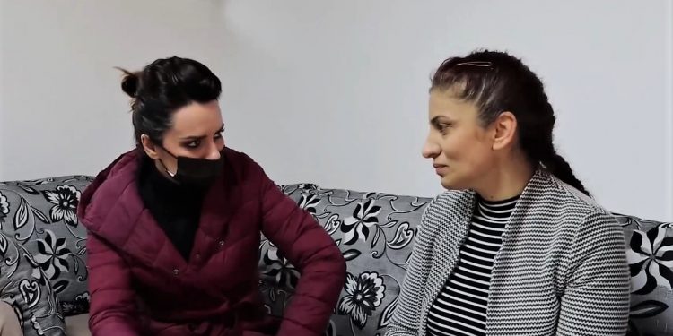 Grida Duma viziton një familje në Golem: e rrënuar nga tërmeti dhe me faturë energjie si biznes