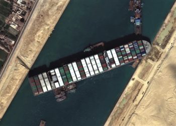 Kanali i Suezit/ zhvendoset me 30 metra anija e kontenerëve “Ever Given”