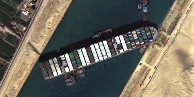 Kanali i Suezit/ zhvendoset me 30 metra anija e kontenerëve “Ever Given”