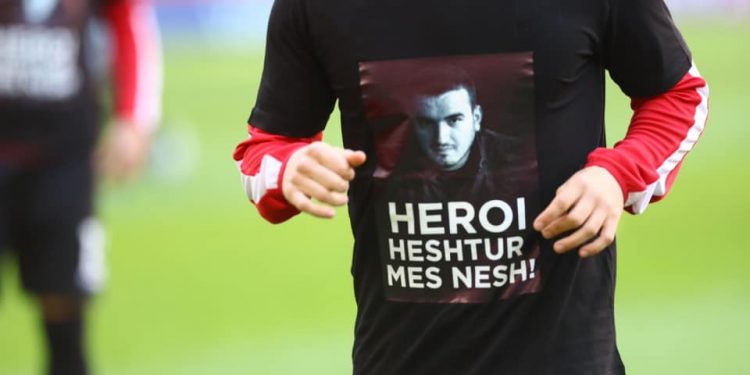 Fotolajm/ Lojtarët e Kombëtares nderojnë Arjan Salën: “Heroi i heshtur mes nesh” (foto)