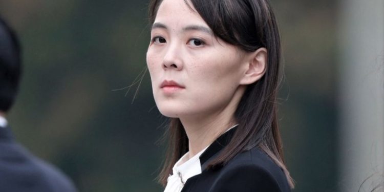 Motra e Kim Jong Un paralajmëron Bidenin: mos i qelb gjërat!