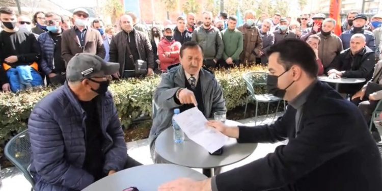 Parodisti i njohur vlonjat pa pension. Basha premton status dhe pension të veçantë për artistët