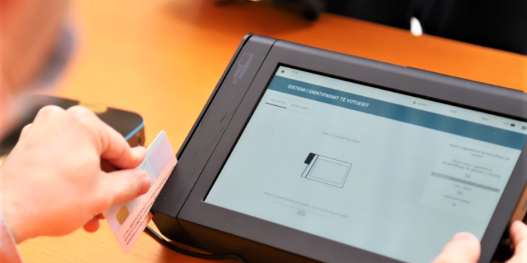 ZGJEDHJET E 25 PRILLIT/ Identifikimi i votuesëve edhe përmes pajisjes elektronike të identifikimit