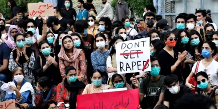 Paksitani dënon me vdekje dy burra që kishin përdhunuar një grua në sy të fëmijëve