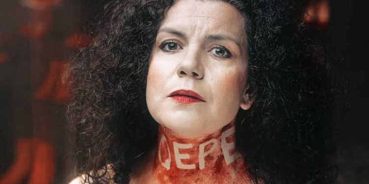 “Këpucët e kuqe”, tragjeditë që bënë apel për dhunën ndaj gruas. Intervistë me aktoren Suela Bako