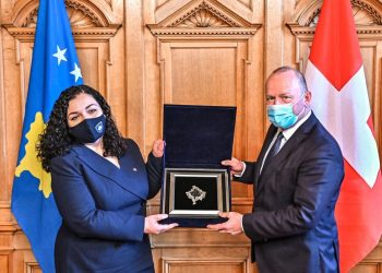 Osmani takon Presidentin e Këshillit Kombëtar të Zvicrës. Një prej motiveve, edhe sigurimi i vaksinave