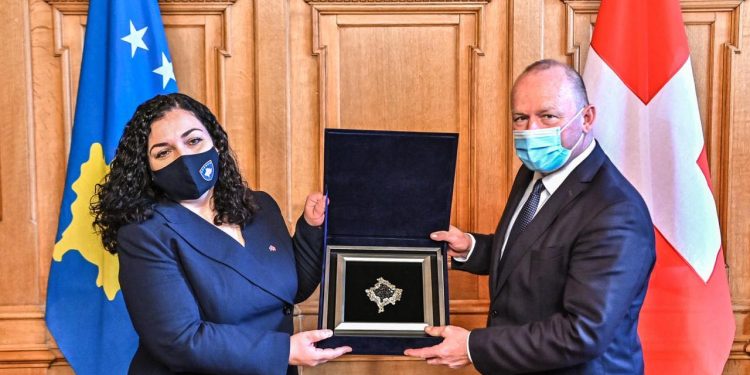 Osmani takon Presidentin e Këshillit Kombëtar të Zvicrës. Një prej motiveve, edhe sigurimi i vaksinave