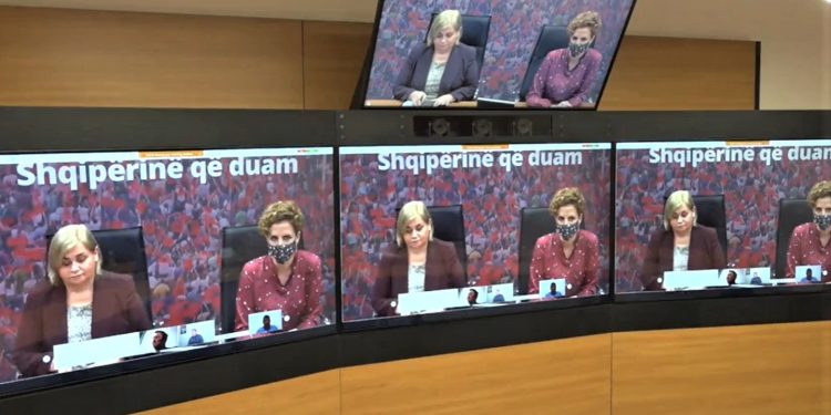 Bujqësia/naftë pa lekë për fermerët. Ekonomi shpjegon procedurat për marrjen e kartës