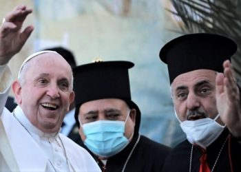 Papa Françesku vizitë historike në Irak. “Armiqësia dhe dhuna s’mund të lindin në zemrën e një besimtari”