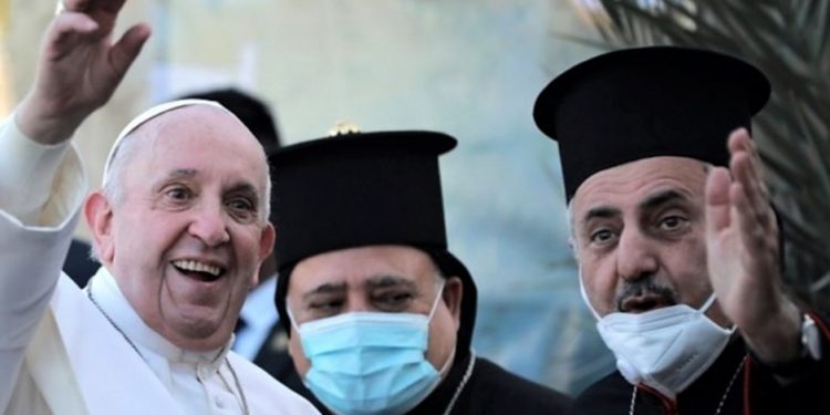 Papa Françesku vizitë historike në Irak. “Armiqësia dhe dhuna s’mund të lindin në zemrën e një besimtari”