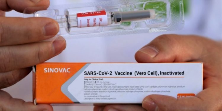 Vaksinat kineze dhe pikëpyetjet mbi to