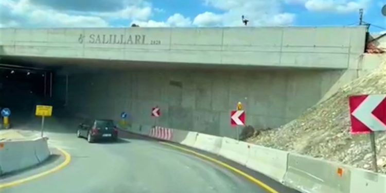 Hapet provizorisht tuneli 4 tek ish-Shqiponja. Pretendohet të lehtësojë trafikun Tiranë-Durrës