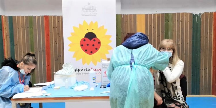 Rama siguron mësuesit që vaksina është e sigurt. Nga e marta nis vaksinimi në masë i tyre