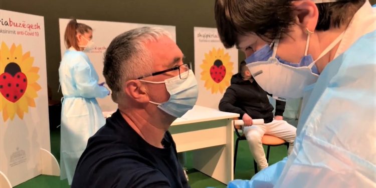 Nis vaksinimi i mjekëve kosovarë/ Rama: “Mund të bëjmë më shumë, s’jemi 1, por jemi bashkë”