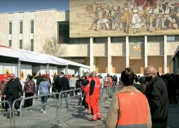 “Vëru karrige të ulen”, Rama inspekton vaksinimin  masiv të të moshuarëve në sheshin “Skënderbej” (foto)