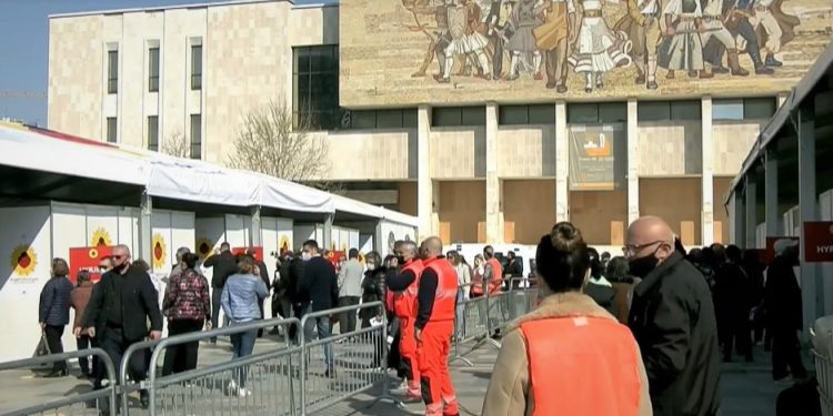 “Vëru karrige të ulen”, Rama inspekton vaksinimin masiv të të moshuarëve në sheshin “Skënderbej” (foto)
