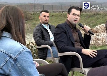 Basha me të rinjtë e Përrenjasit: “Që kur nisi pandemia, i propozova qeverisë të mos linte familje pa një tablet a pa një kompjuter dhe pa siguruar paktetat e internetit”