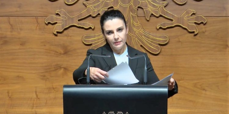 Pezullohen fluturimet për sot. Në proces një plan rifillimi, por nuk dihet kur