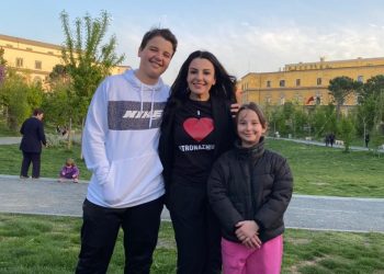Balla dhe  Balluku shijojnë fitoren, publikojnë foto me fëmijët e tyre