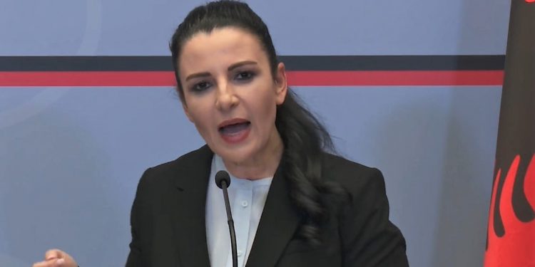 Ndërtesa e Albcontrol merret në ruajtje nga Forcat e Armatosura. Vihet në lëvizje edhe Policia e Shtetit