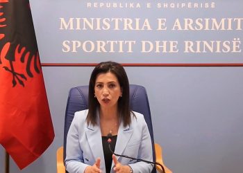 Ministrja Kushi jep lajmin: “Nga e hëna mësimi nëpër klasa, rinis arsimi parauniversitar”