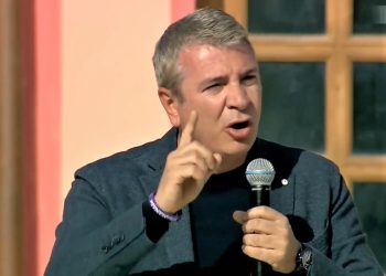 Gjiknuri i përgjigjet Metës: “U themi atyre plangprishësve nga Tirana, mos e kruani me Vlorën. Vlora  është pro paqes, pro zhvillimit”