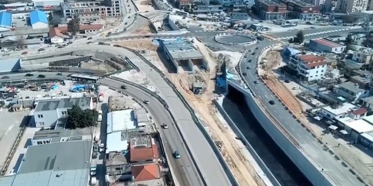 Balluku shfaq live hyrjen e re të Tiranës. Çuditërisht nuk ka trafik