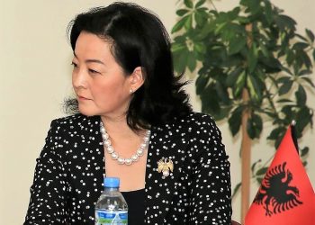 Ambasadorja amerikane Yuri Kim: “Ata që pengojnë të drejtën për  të votuar lirisht dhe në paqe, duhet të ndiqen penalisht”