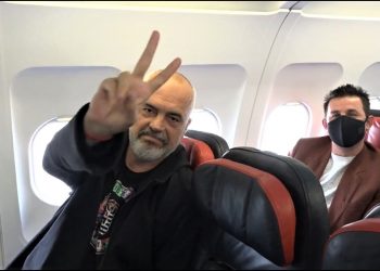 Rama bën spektakël me aeroportin e Kukësit. Sjell “çunat prej Londre” (video&foto)