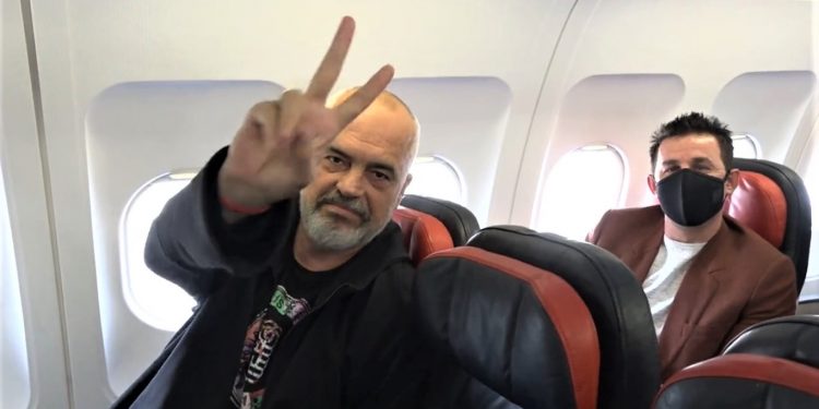 Rama bën spektakël me aeroportin e Kukësit. Sjell “çunat prej Londre” (video&foto)