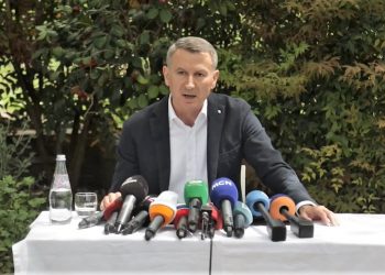 Fatbardh Kadilli  këmbëngul në dorëheqjen Bashës: “Kush thërret Rama ik, nuk mund të thërrasë Basha rri! Nëse vota zgjedh mes Lulëzim Bashës dhe një thesi me miell, atëherë ky është problem i  Bashës dhe jo i atij që shet votën dhe e këmben Bashën me një thes me miell”