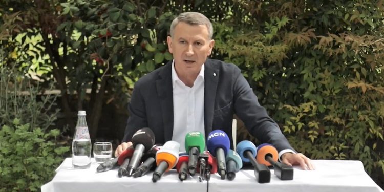 Fatbardh Kadilli  këmbëngul në dorëheqjen Bashës: “Kush thërret Rama ik, nuk mund të thërrasë Basha rri! Nëse vota zgjedh mes Lulëzim Bashës dhe një thesi me miell, atëherë ky është problem i  Bashës dhe jo i atij që shet votën dhe e këmben Bashën me një thes me miell”