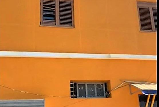 Incident elektoral në Fier/ Kejdi Mehmetaj akuzon Bashkinë Fier se po heq banerat e LSI-së për hir të mitingut të Partisë Socialiste(video)