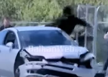 Zgjedhjet Parlamentare 2021/ Një i ri i hyn mes përmes sheshit “Skënderbej”. Rrezikon jetët e qytetarëve (video)