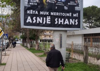 Meta poston dy postera elektoralë nga Gjirokastra: “Mos më detyroni të hyj në garë vërtet”