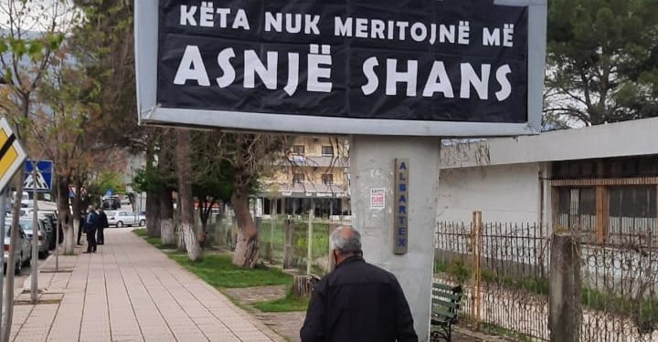 Meta poston dy postera elektoralë nga Gjirokastra: “Mos më detyroni të hyj në garë vërtet”