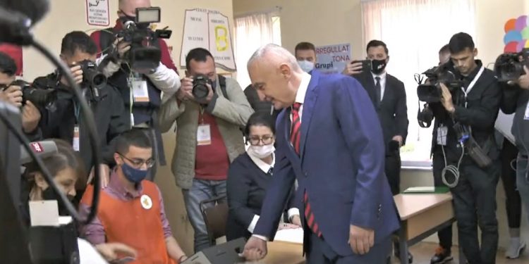 Zgjedhjet Parlamentare 2021/ Voton Meta, mesazhi: “Votoni kandidatin me më dinjitet, që punon për ju, që nuk do t’i binden si kukulla kryetarëve të tyre” (video)
